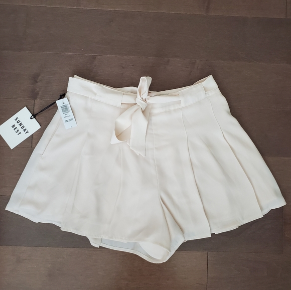 Aritzia Pants - **SOLD**BNWT Aritzia Westley Short (Skort)